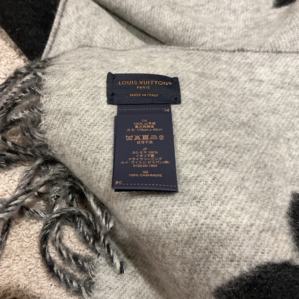 NWOT Louis Vuitton Monogram Black and White Cashmere Shawl Scarf, 170 x 45 cm - Picture 5 of 6